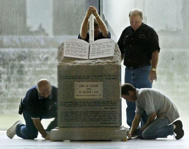 Augustus 2003: de stenen tafelen en het kunstwerk rond de tien geboden worden uit de rotonde verwijderd