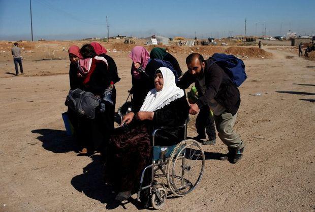 Irakezen ontvluchten westelijk Mosoel, waar Iraakse grondtroepen met internationale luchtsteun terreurorganisatie IS bevechten 