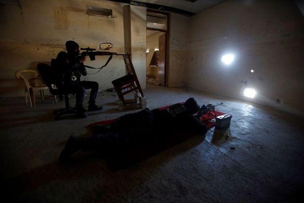 Een Iraakse scherpschutter zoekt IS-strijders uit in Mosoel