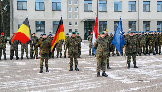 Belgische, Duitse en Franse soldaten van de NAVO-gevechtseenheid in het Litouwse Rukla.
