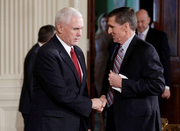 Voormalig nationaal veiligheidsadviseur Michael Flynn (rechts) had gelogen over zijn contact met de Russische ambassadeur tegen vicepresident Mike Pence (rechts). 