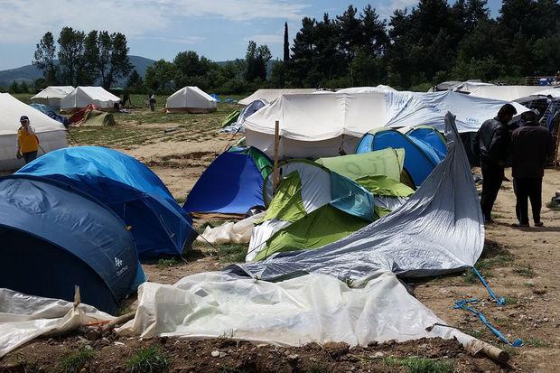Dagboek uit Idomeni: 'Het hele kamp vol traangas. Gezinnen met baby's moeten huilend vluchten'