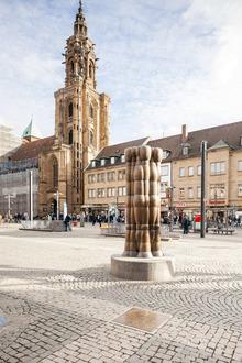 De 'bussel asperges': de sculptuur kreeg veel kritiek en schenker Schwarz nam zich voor nooit meer te investeren in kunst voor het openbare domein.