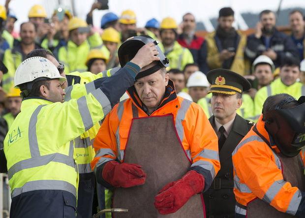 Turks president Erdogan bereidt zich voor om het laatste deel van de Derde Brug - officiëel de Yavuz Sultan Selim - te lassen tijdens een ceremonie in Istanboel, 6 maart 2016.