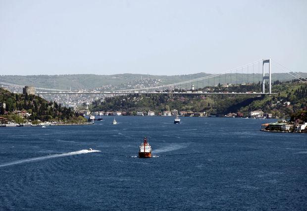 Olietankers varen onder de Fatih Sultan Mehmet brug in Istanboel, 26 april 2012.