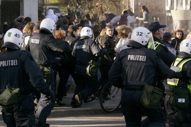 Rellen in Tallinn tijdens Russisch protest tegen het verwijderen van het bronzen standbeeld van de gevallen Sovjetsoldaat
