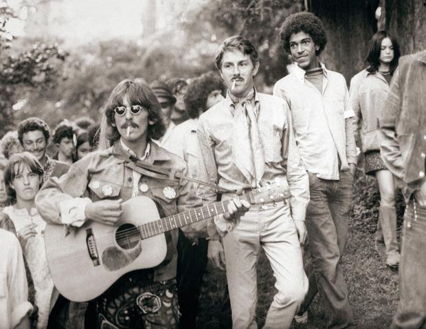 Beatle George Harrison op wandel in de wijk Haight-Ashbury in San Francisco.