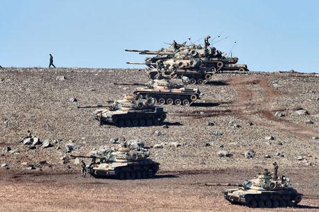 Turkse tanks langs de grens met Syrië