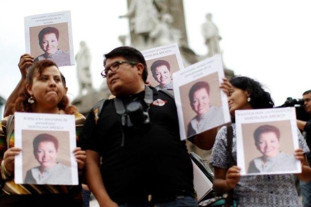 Betogers in Mexico-Stad eisen een onderzoek naar de recente moord op journaliste Miroslava Breach (54), die neergekogeld werd voor haar huis in de stad Chihuahua. 