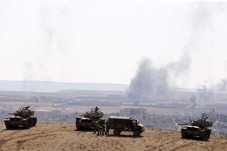 Turkse tanks trekken de wacht op aan de grens met Syrië, ter hoogte van Kobani