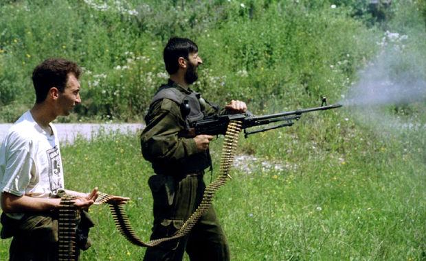 Een Bosnische Serviër schiet met een zwaar machinegeweer bij de oostelijke Bosnische stad Sbrebrenica op 13 juli 1995.