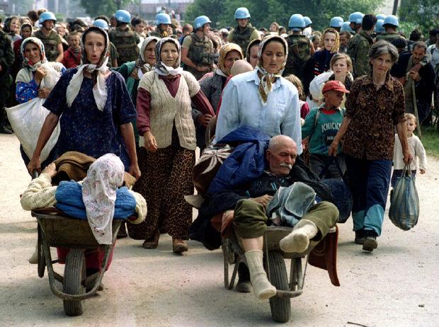 Vluchtelingen uit Srebrenica zijn op weg naar het transport van Potoc ari naar Kladanj op 13 juli 1995.