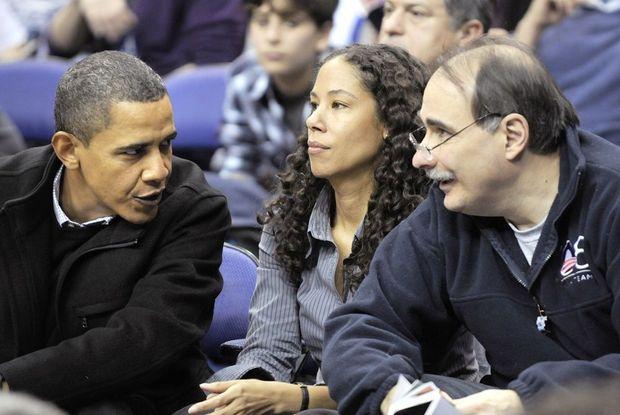 Obama, stafchef Mona Sutphen, en topadviseur David Axelrod tijdens een basketwedstrijd in 2010 