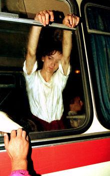 Een Bosnische vluchteling uit Srebrenica arriveert in Tuzla op 13 juli 1995.