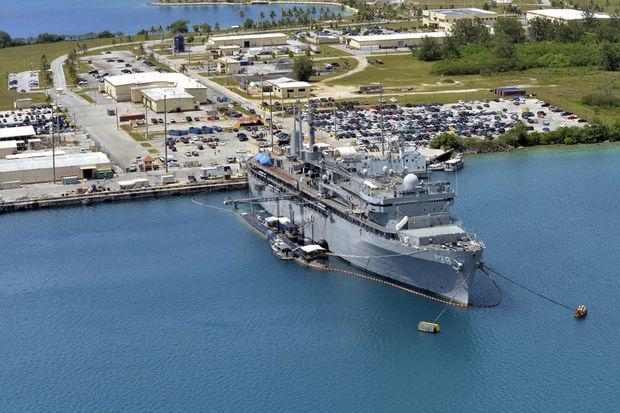 De USS Emory S. Land en de onderzeeboot USS Topeka in Guam.