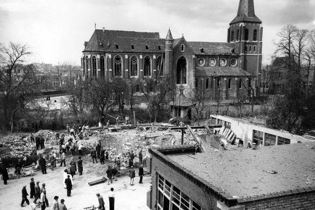 De zwaarst getroffen school Sint-Vincentius met daarachter de beschadigde Heilig-Kruiskerk.