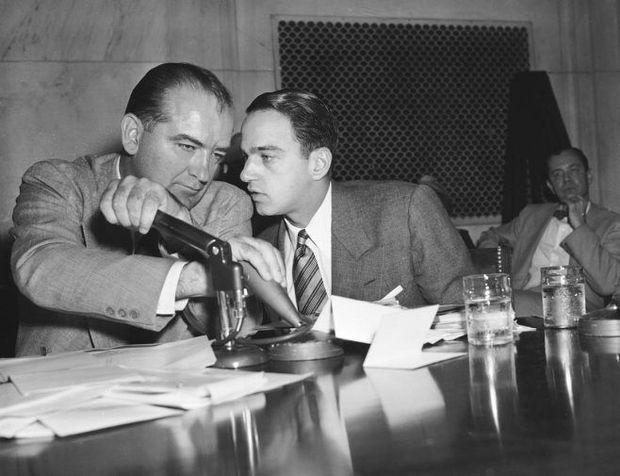 Communistenjager Joseph McCarthy met rechterhand Roy Cohn