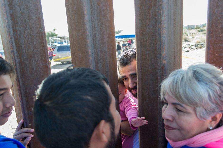 Beelden van een evenement aan de Amerikaanse grensmuur waarbij gescheiden families kort herenigd worden, El Paso, Texas, 10 december 2017.