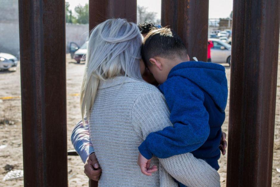 Beelden van een evenement aan de Amerikaanse grensmuur waarbij gescheiden families kort herenigd worden, El Paso, Texas, 10 december 2017.