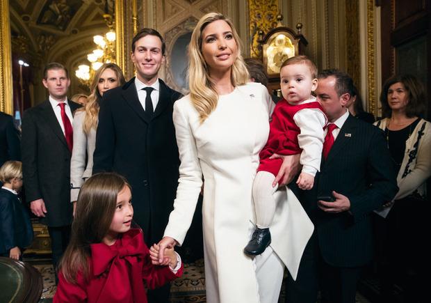 Met haar gezin: 'Hun rol in het Witte Huis is onbetaald, maar ze zijn nog jong genoeg om later langs de kassa te passeren.'