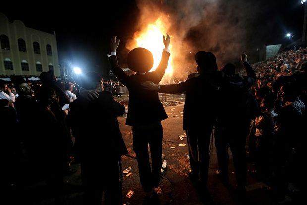 Lag Ba'Omer wordt met vuur en dans gevierd in Kiryas Joel