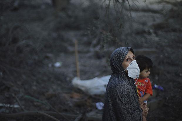 Een vrouw en haar kind in Gaza tijdens operatie 'Protective Edge'.