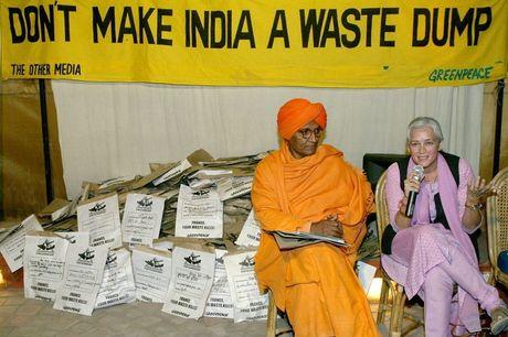 Swami Agnivesh, samen met activist Nafisa Ali, tijdens een Greenpeacecampagne - een van de vele projecten waarvoor hij in het gelid treedt