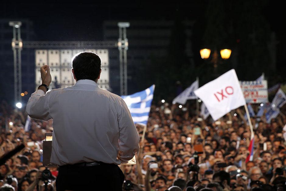 Tsipras spreekt Grieken toe.