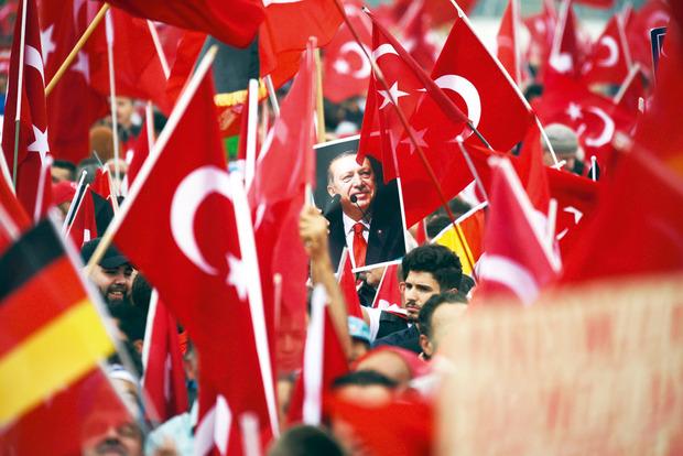 Turkse Nobelprijswinnaar Orhan Pamuk: 'Of je Erdogan mag herkennen in mijn roman? In geen geval!'