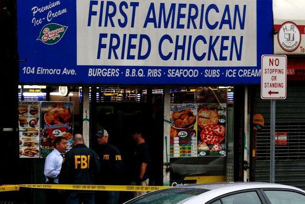 De FBI onderzoekt het restaurant waar de verdachte werkte. Hij woonde op de verdieping boven het restaurant. 