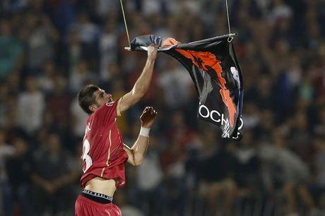 Stefan Mitrovic van Servië grijpt de vlag van 