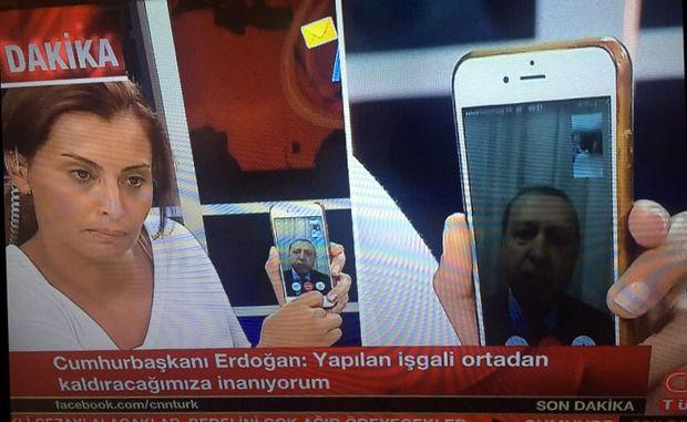 Een beeld dat nu al iconisch is: Recep Tayyip Erdogan spreekt het volk toe via FaceTime tijdens de eerste uren van de staatsgreep in Turkije.