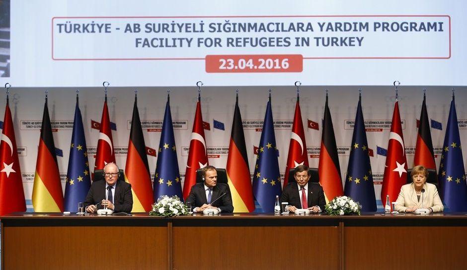 Vicevoorzitter van de Europese Raad Frans Timmermans, voorzitter Donald Tusk, de Turkse premier Ahmet Davutoglu en Bondskanselier Angela Merkel na een bezoek aan een vluchtelingenkamp