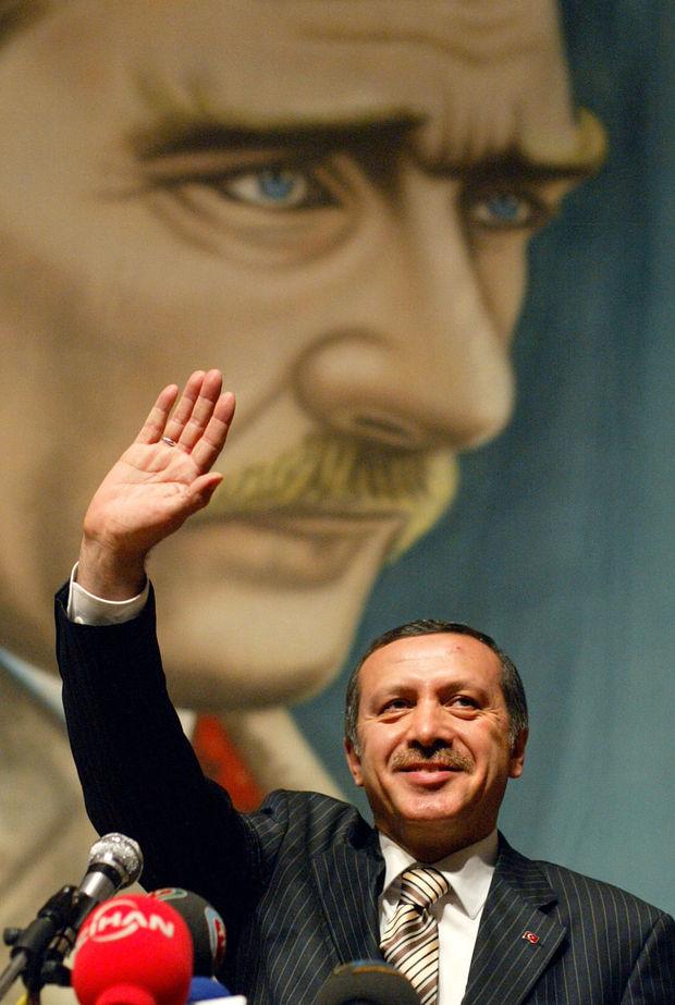 Toenmalig Turks premier Recep Tayyip Erdogan op een verkiezingsmeeting in 2003, voor een groot portret van Kemal Mustafa Atatürk.