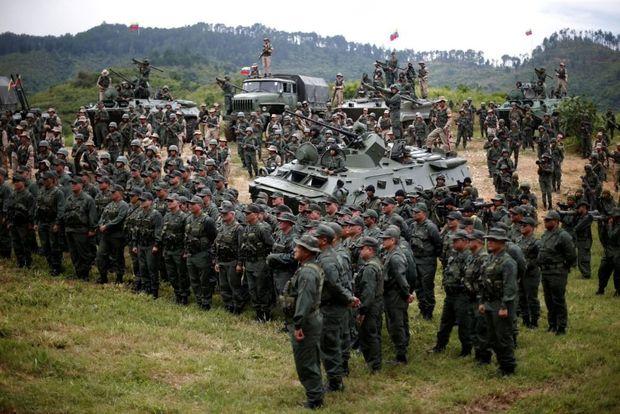 Tijdens een persconferentie op 15 augustus in de aanwezigheid van zwaarbewapende legertroepen waarschuwde de Venezolaanse minister van Defensie Vladimir Padrino Lopez voor Amerikaanse inmenging in het land. 