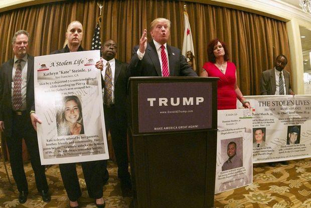 Donald Trump met foto's van 'slachtoffers van illegalen'