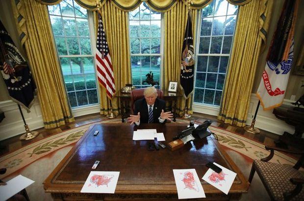 President Trump tijdens een recent interview met persagentschap Reuters. Voor hem liggen kaarten van de verkiezingsuitslag. 