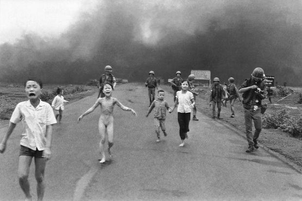 Deze foto werd genomen tijdens de Vietnamoorlog en toont een negenjarige Kim Phuc die wegloopt nadat ze zware brandwonden heeft opgelopen bij een napalmaanval.
