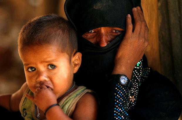 Rohingya-vrouw met zoon in vluchtenlingenkamp in Bangladesh