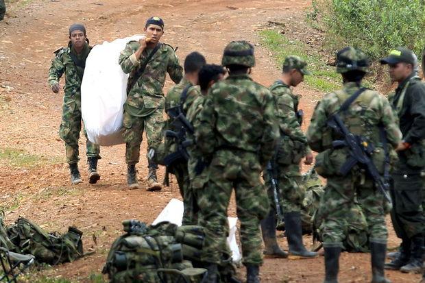 Colobmiaanse soldaten bergen lichamen van FARC-rebellen 