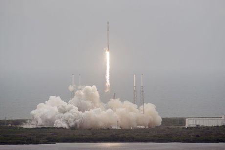 Een onbemande Falcon 9-raket van het privebedrijf Space X stijgt op van Cape Canaveral (VS).