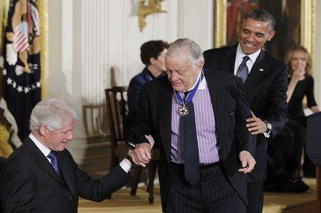 Ben Bradlee, in november 2013, toen hij uit handen van de presidenten Obama en Clinton de Medal of Freedom ontving