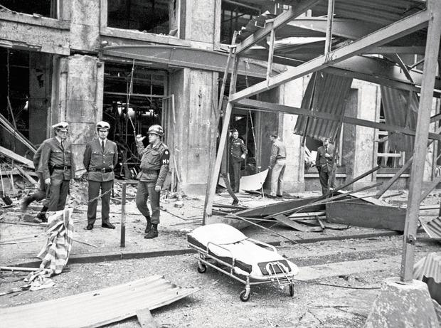 Het hoofdkwartier van het Amerikaanse leger in Frankfurt na de bomaanslag door de RAF in mei 1972.