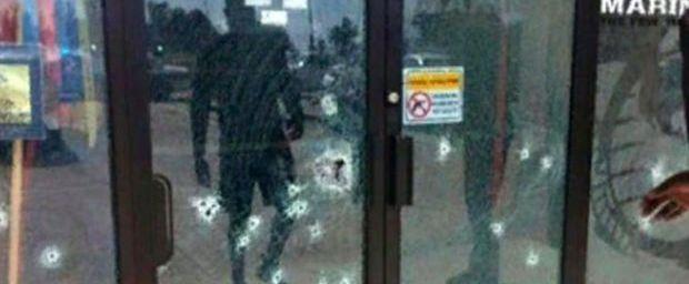 Kogelgaten in het rekruteringscentrum, op een foto die op Twitter werd gedeeld. 'Binnen geen wapens', staat op de deur.