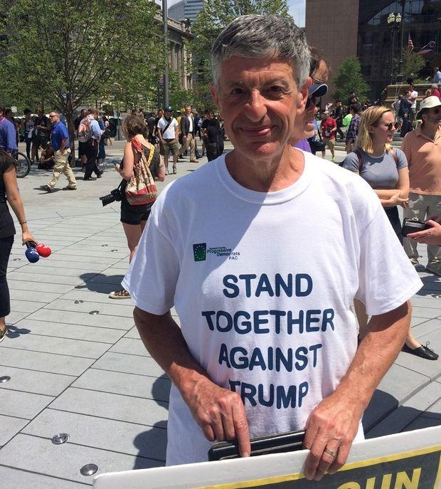 Bob, lid van de Progressieve Democraten, voert actie op Public Square
