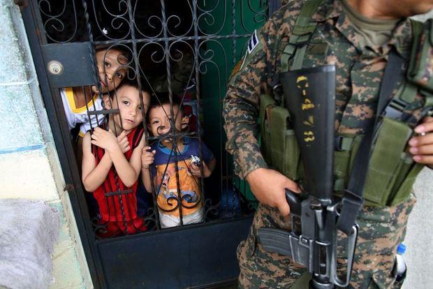 Een operatie tegen de bende MS-13 van de veiligheidsdiensten in San Salvador. De regering-Trump voert de uitwijzing van bendeleden naar hun thuisland op.