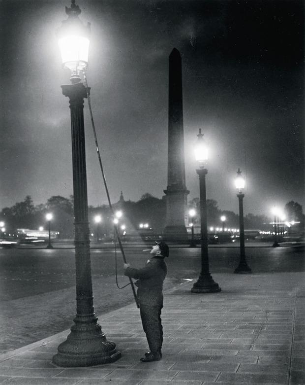 Lantaarnaansteker op de Place de la Concorde, in 1933. 'De foto's van Brassaï schiepen het beeld van het mythische, romantische Parijs.'
