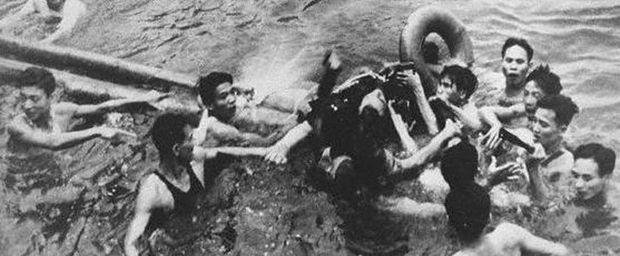 De zwaargewonde John Mccain wordt uit het water gevist, na zijn crash in 1967.