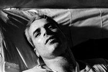 De zwaargewonde John McCain in een Vietnamees gevangenkamp.