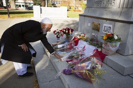 Imam Soharwardy, van Moslims tegen Terrorisme, legt bloemen neer aan het monument waar een dag eerder een soldaat is vermoord
